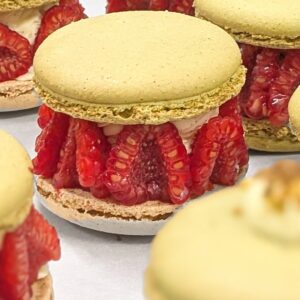 Gros macaron au coeur pistache et fraises